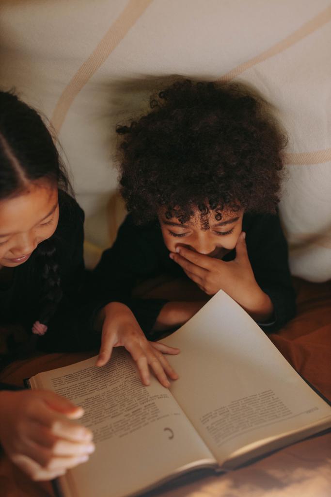 Jeune enfants écrivant sur un cahier - Izorane Monde - Page Projet - Parrainage orphelins